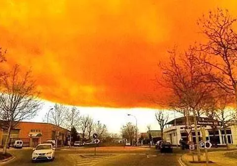 IMAGINI APOCALIPTICE! EXPLOZIE la o UZINĂ CHIMICĂ, lângă BARCELONA. Un NOR TOXIC ameninţă oraşul: "NU IEŞIŢI DIN CASE, NU STAŢI AFARĂ"
