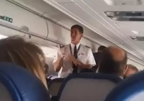 Un pilot s-a încuiat în afara cabinei de pilotaj, înainte de aterizare | VIDEO 