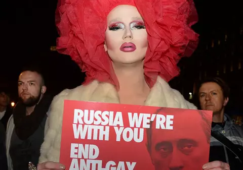 Ce au făcut două lesbiene în fața bărbatului care inițiat legile împotriva homosexualilor din Rusia, în timp ce acesta dormea | FOTO 