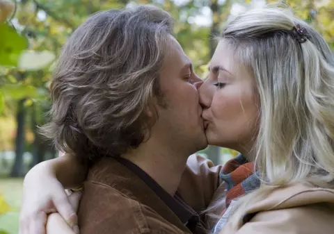 Răceala se transmite prin sărut? Află care este adevărul!