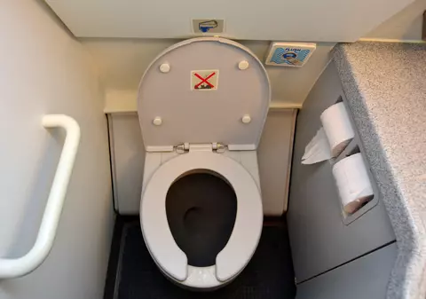 Milionarul român mort în toaleta avionului s-a spânzurat cu șireturile de la pantofi