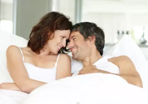 Gesturi de după sex care îl fac să te vrea mereu