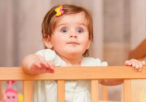 Scrisoarea unui copil obligat să doarmă singur către mama lui
