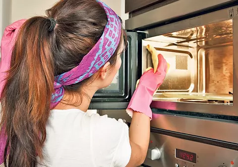 Cum se curăţă corect cuptorul cu microunde