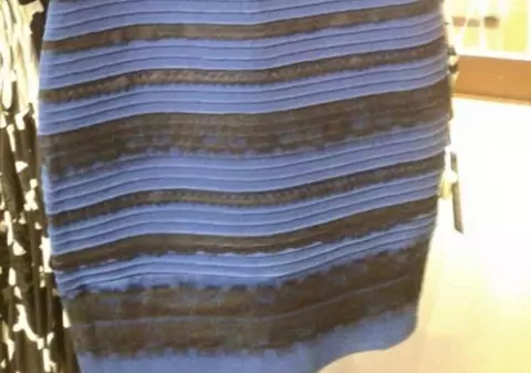 ”The dress”, IMAGINEA care a provocat ISTERIE. Ție ce CULOARE ți se pare că are ROCHIA ASTA? Vezi și EXPLICAȚIA SPECIALIȘTILOR!  