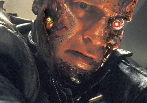 Aviz celor care AU PROBLEME CU VEDEREA! PUTEM VEDEA PRECUM ROBOȚII, doar CLIPIND. Iată cum e POSIBIL!