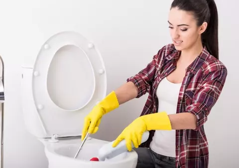 CUM SĂ SPELI ȘI DEZINFECTEZI CORECT WC-UL ÎN 3 MINUTE