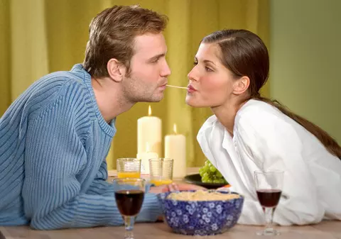 ULUITOR! Cât CHELTUIE românii de Valentine's Day?