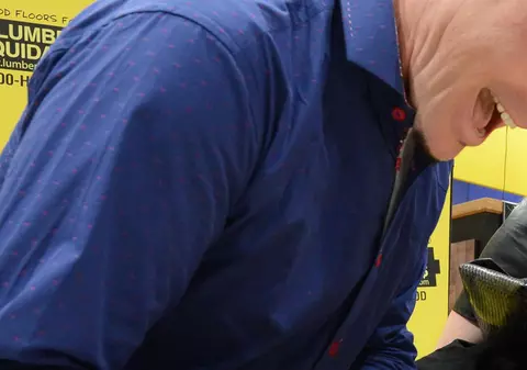 Cum a ajuns! Era un megastar, iar acum FURĂ ca să se ÎNTREȚINĂ