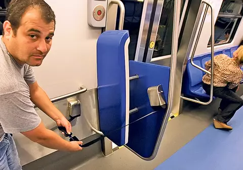 CE NE ENERVEAZĂ | Persoanele care stau pe două scaune la metrou