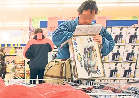 CE NE ENERVEAZĂ | Plimbăreţii de supermarket care desfac ambalajele
