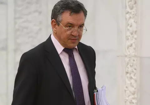 Ministrul surprins că se masturba a rămas cu mâna întinsă