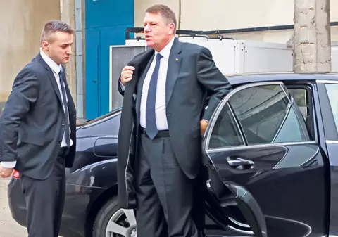 Neamţului nu-i place viteza | Klaus Iohannis nu depăşeşte viteza legală nici când merge în coloana oficială
