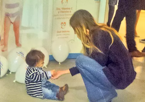 Dana Rogoz îşi lasă copilul să se tăvălească în voie