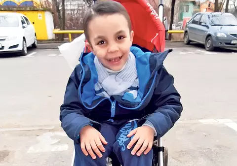 Hai să-l mai ajutăm pe Dragoş! Băiatul a învins tumora cerebrală, însă are nevoie de recuperare