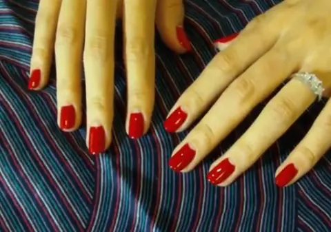 Video: Cum se face, pas cu pas, o manichiură Half Moon sau French inversat