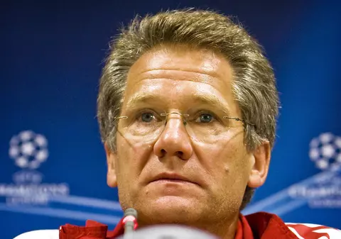 Ladislau Bölöni a acordat pentru SportNews.ro primul interviu în calitate de antrenor la Al Ittihad. ^”Aș vrea să-l aduc pe Chiricheș, să joace din nou în centrul apărării cu Lukasz Szukala, ca la Steaua”