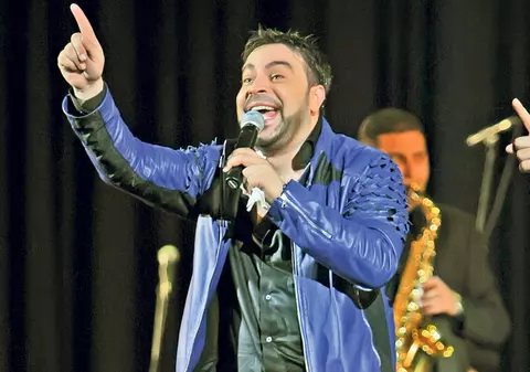 EXCLUSIV | Umilință made in USA! Florin Salam a cântat pentru 100 de oameni la primul show din turneul american