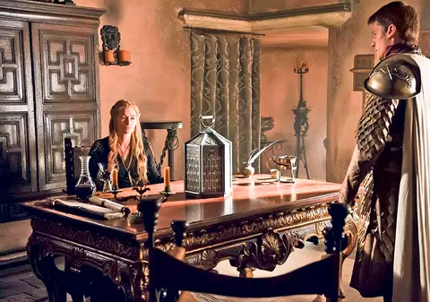 Românii devorează serialele americane! «Urzeala tronurilor» şi «House of Cards» creează frenezie şi la noi