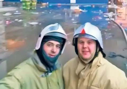 Ţara arde şi pompierii stau la selfie