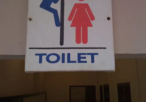 15 lucruri pe care fetele chiar le fac atunci când merg la toaletă