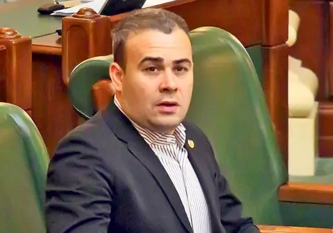 Vâlcov se întâlnea cu ceilalţi suspecţi în cimitir şi primea "comisionul" în pungi de plastic