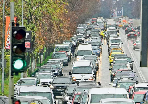 Patru şoferi se bat pe un singur loc