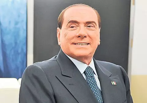 Berlusconi le-a tăiat raţia de 2.500 de euro «fetiţelor»