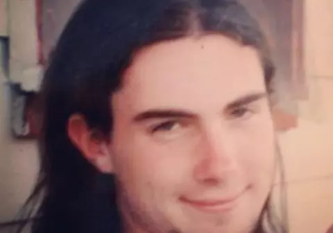 Poţi să crezi? Acum este unul dintre cei mai sexy cântăreţi din lume, însă uite cum arăta la 16 ani!