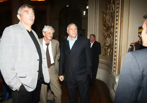 O finală pentru un televizor! "Uită-te la ăsta, vrea să ni-l fure!"