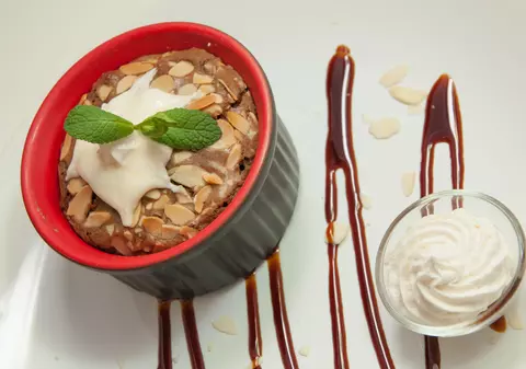 Budincă de ciocolată și migdale cu cremă de unt