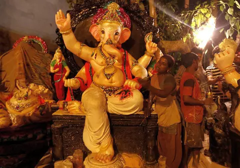 ȘOCANT! Fetiță născută cu o ”trompă de elefant”, adorată ca un ZEU în India | VIDEO 