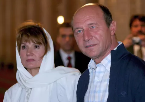Traian Băsescu, despre soția sa: ”De 40 de ani nu reușesc să scap de ea, credeți că scap acum la bătrânețe?”