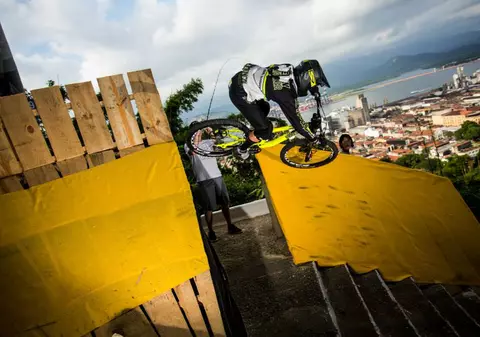 Mai că te ia amețeala! Un francez se dă cu bicicleta pe străzile din Taxco / VIDEO