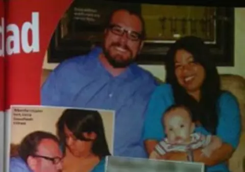 Își alăptează TATĂL, la sân! Motivul bizar pentru care o femeie face așa ceva