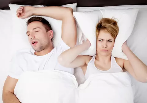 Sucul care te ajută să scapi de sforăit