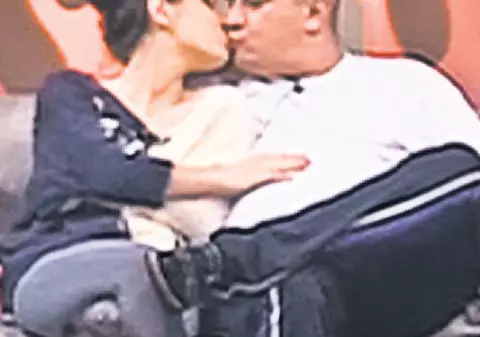 Se pune de un adulter la TV? Doi concurenţi din show-ul «Iadul bucătarilor» se sărută cu foc