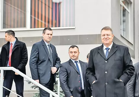 Iohannis umblă la conducerea serviciilor