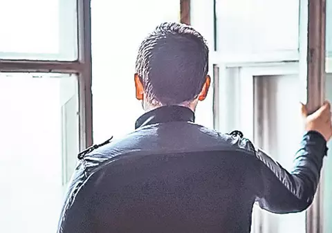 Student atârnat la geam în căminele din Regie