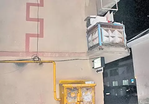 A căzut de la etaj cu tot cu balcon
