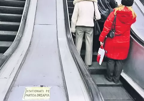 CE NE ENERVEAZĂ | Oamenii care «se odihnesc» pe partea stângă a scărilor rulante