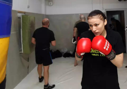 Premieră la Superkombat Ploiești! Pictorița absolventă de teologie urcă în ring / GALERIE FOTO