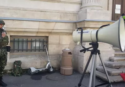 A început războiul la judecătorie?  Nu! Îmbrăcat în haine militare, un scriitor se luptă cu sistemul