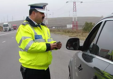 O fată de 13 ani se plimba cu mașina prin oraș