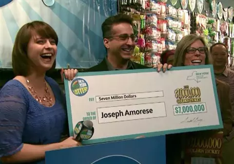 NOROC chior! Tatăl i-a trimis într-o FELICITARE un cadou de MILIOANE 