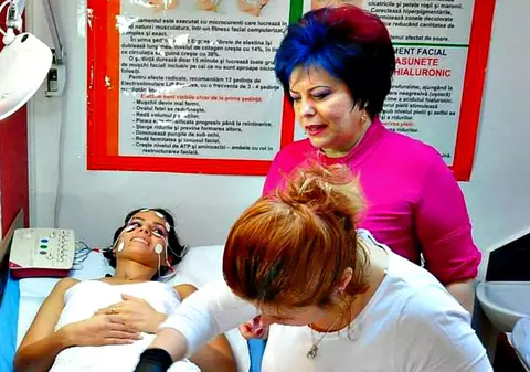 Piciorul subțire cu aur se ține! Vezi ce solistă își ”plachează” lunar corpul cu prețiosul metal