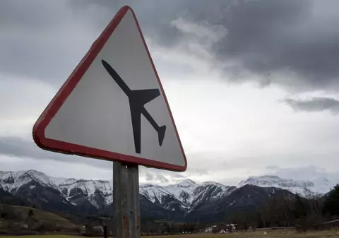 MAE: ”Până la acest moment, nu s-au identificat cetăţeni români la bordul aeronavei prăbuşite” 