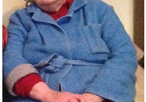 Bătrâna din Brașov dată dispărută a fost găsită moartă pe un câmp. Rudele acuză medicii 