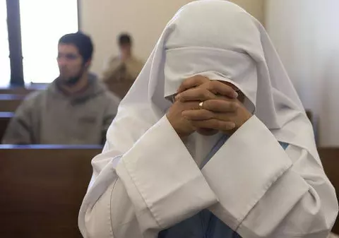 INCREDIBIL! Călugăriță, violată în grup într-o școală 