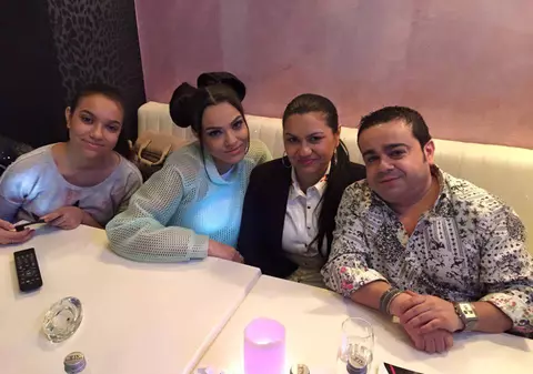 Adrian Minune și-a scos familia în oraș pentru a ”stropi” lansarea primului videoclip al lui Carmen, fiica sa